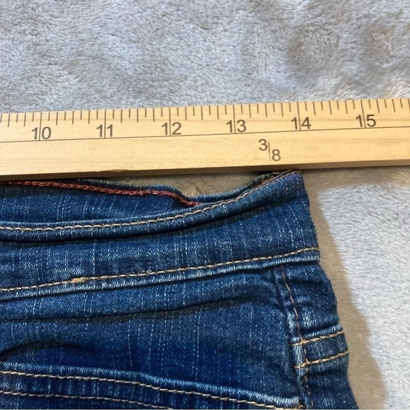 Levi's Perfectly Slimming 548 Bermuda Jean Shorts Size 6 - Picture 8 of 12